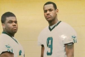 青春年少！詹姆斯转发与高中队友身穿橄榄球队服合照