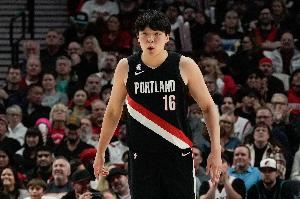 青岛队记:杨瀚森在篮板球保护方面还达不到NBA内线的基本要求