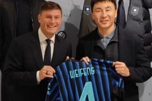 致敬传承,亦致敬热爱🖤💙萨内蒂与李玮锋交换球衣