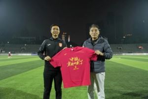 重庆足球精神代代相传，重庆铜梁龙向李章洙赠送冲超纪念球衣