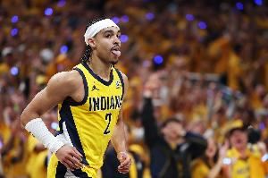 状态火热!内姆哈德撤步三分再中 半节已拿11分